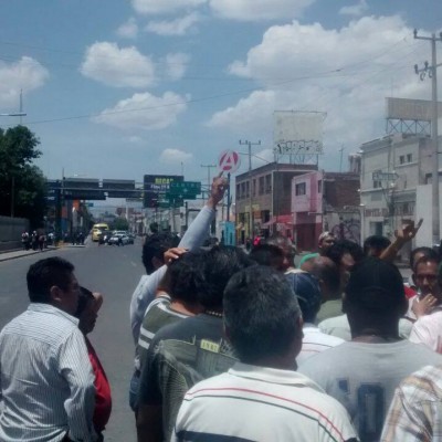  Taxistas mantienen bloqueado el Distribuidor Juárez