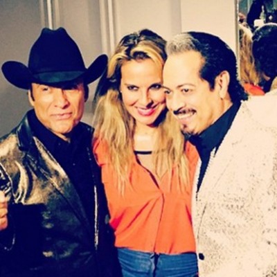  Kate canta junto a Los Tigres del Norte