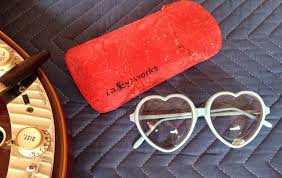  Roban lentes de Elton John donados a museo