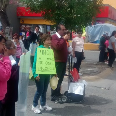  Bloquean vialidad en protesta por lentitud en obras