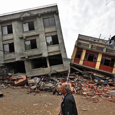  Rescatan con vida a joven nepalí tras cinco días bajo escombros