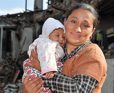  Bebé rescatado en Nepal ya está con su madre