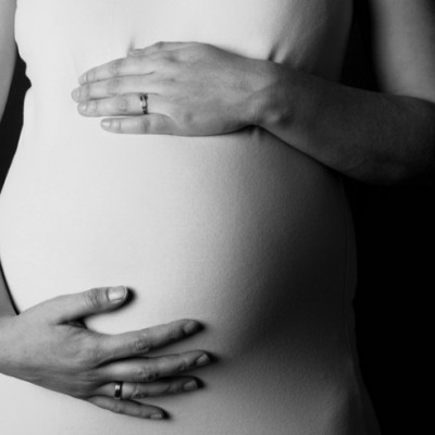  Durante el parto, le fracturan brazos a bebé