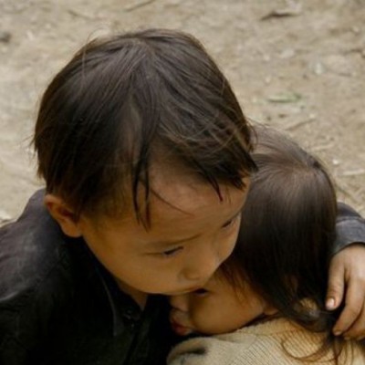 La verdadera historia de la foto de los “hermanos de Nepal” que se volvió viral