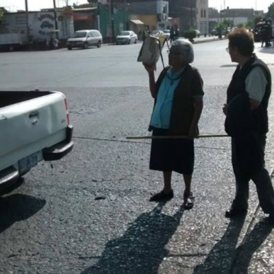 Vecinos bloquean Himno Nacional y Av. Juárez