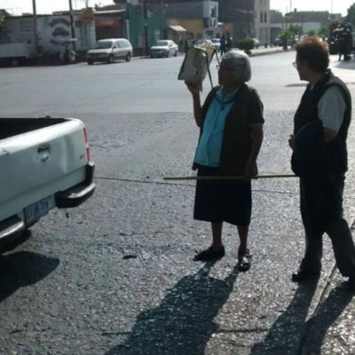  Vecinos bloquean Himno Nacional y Av. Juárez