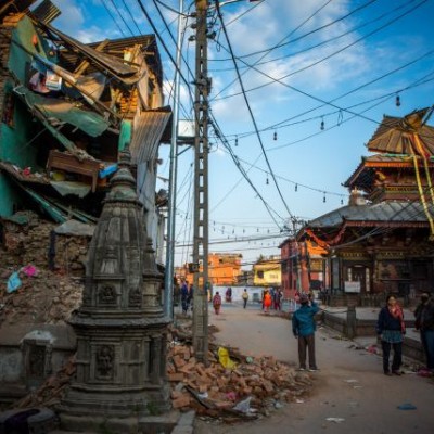  Hallan con vida a hombre centenario entre escombros en Nepal
