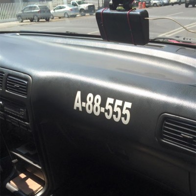 Taxista se vuelve popular tras devolver celular