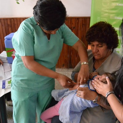 IMSS suspende lote de vacunas por muerte de dos niños