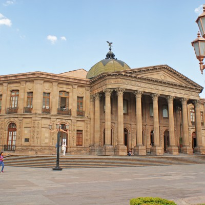  Sujeto rompe ventanal del Teatro de la Paz