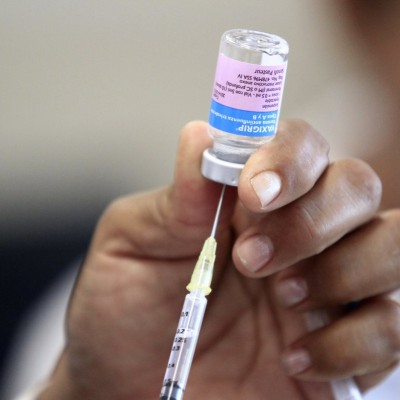 Pese a muerte de menores continuará campaña de vacunación