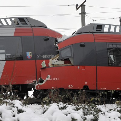  Chocan de frente dos trenes en Austria