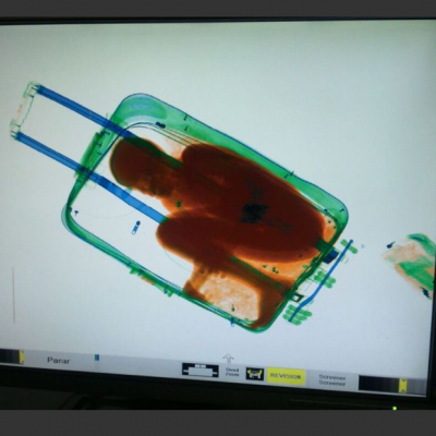 Detectan a niño que “viajaba” en una maleta