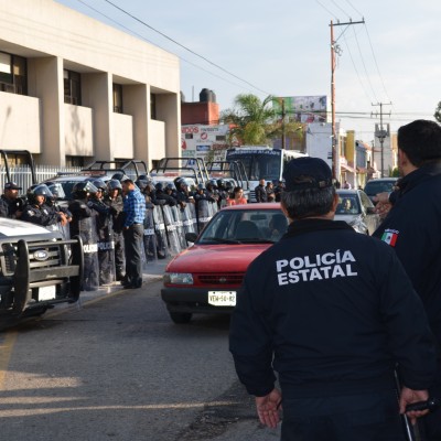  Resguardan SEGE cientos de policías