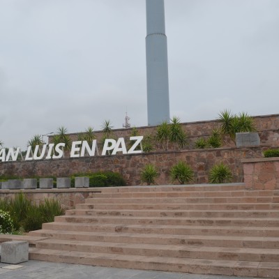  Colocan mensaje en asta bandera