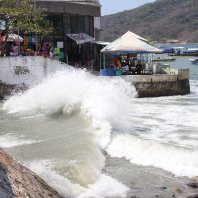 “Mar de Fondo” arrastra a dos personas en Michoacán