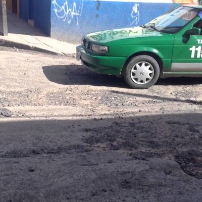  Baches provocan merma de ganancias a taxistas