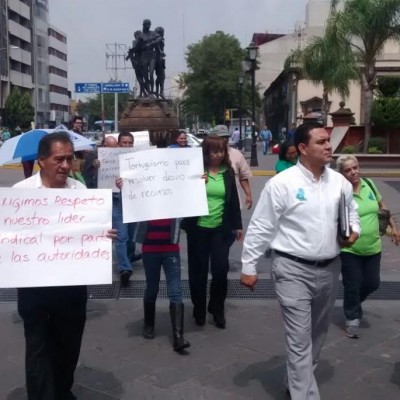  Se manifiestan integrantes de Cecyte; denuncian corrupción en la dependencia