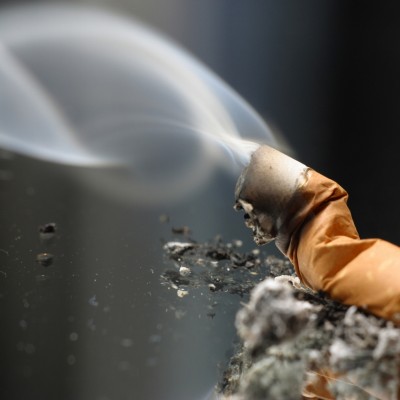  En el mundo hay un billón de fumadores y 240 millones de alcohólicos