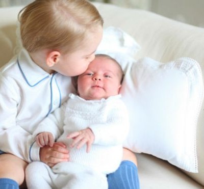  Hermanos de sangre real. Divulgan fotos del príncipe George y Charlotte