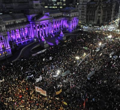  Un multitud grita #NiUnaMenos en Argentina contra la violencia machista
