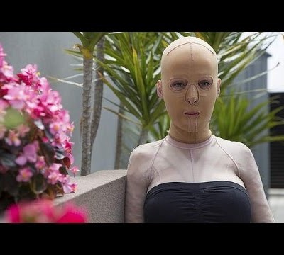  La mujer sin rostro muestra su nueva cara