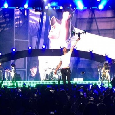  (Video) Enrique Iglesias, herido por dron durante concierto