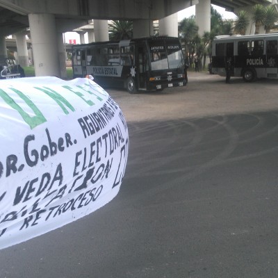  Taxistas en demanda de concesiones bloquean distribuidor