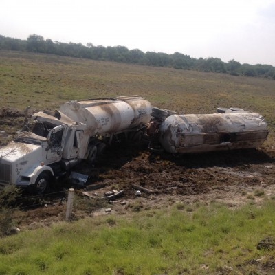  Vuelca tráiler con material tóxico; no hubo lesionados