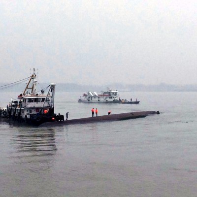  Asciende a 97 el número de muertos por hundimiento de barco en China