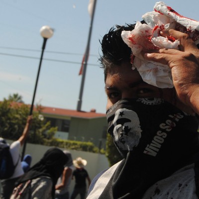  Enfrentamiento entre padres de normalistas y policías en Guerrero
