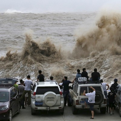  (Video) Tifón azota China; evacúan a más de un millón de habitantes.