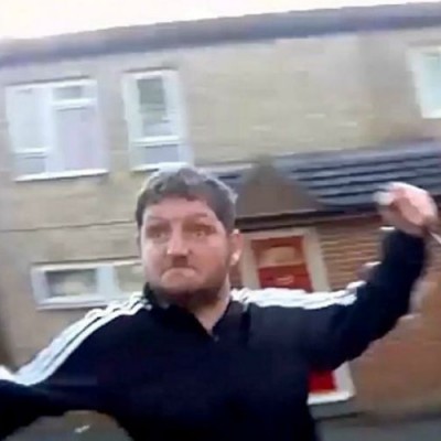  (Video) Hombre enloquecido intenta apuñalar a policía