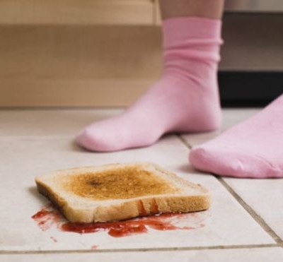  ¿Es seguro comer algo que cayó al suelo si se recoge en menos de 5 segundos?