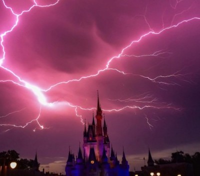  ¡Oh rayos! Una tormenta eléctrica ‘decora’ el castillo de Cenicienta
