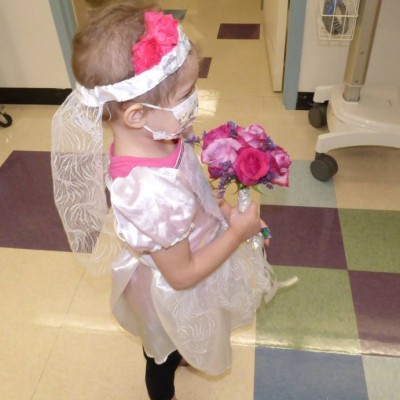  Niña con leucemia cumplió sueño de ‘casarse’