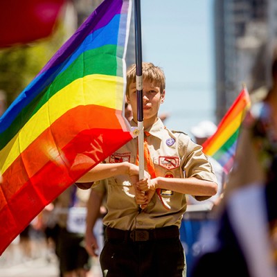  Levantan Boy Scouts prohibición a adultos gay