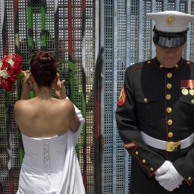  Ni la migra los separa: pareja se casa en el muro entre México y EU