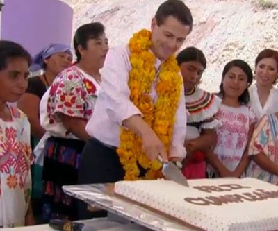  Se le cae pastel a Enrique Peña Nieto en su festejo de cumpleaños