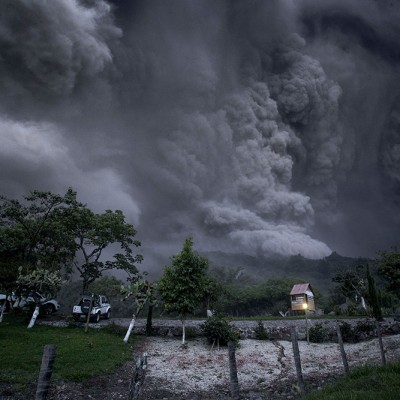  Caos en Indonesia por erupción de 5 volcanes; cierran aeropuertos