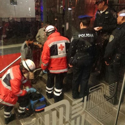  Encuentran a cinco niños caminando sobre las vías del Metro