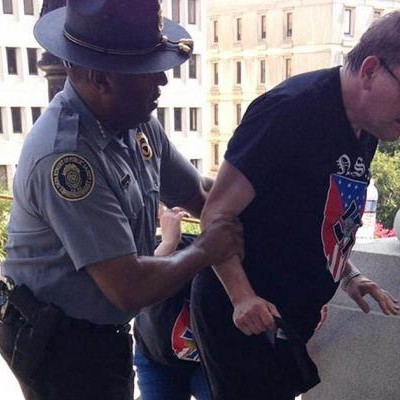  Policía negro ayuda a supremacista blanco; foto se vuelve viral