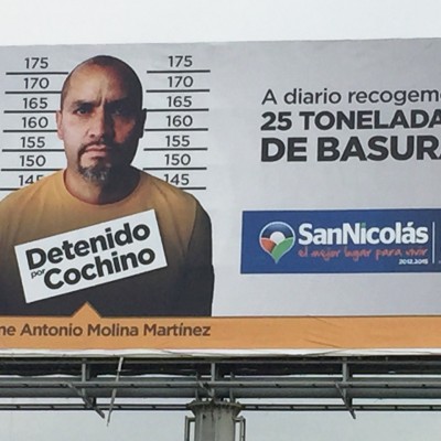  Exhiben en espectacular a ciudadano ‘sucio’