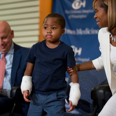  Recibe trasplante doble pequeño de 8 años