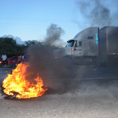  En protesta por excesos policiacos bloquearon carretera 57
