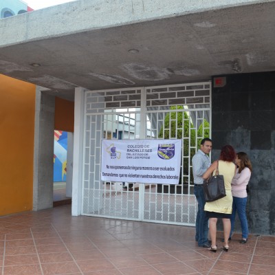  Sindicalizados bloquean acceso a Cobach 28