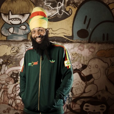  El ritmo del reggae llega a SLP con Fidel Nadal