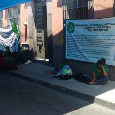 Plantón de UNTA a las afueras de Sría. de Gobernación; amenazan con bloquear circulación