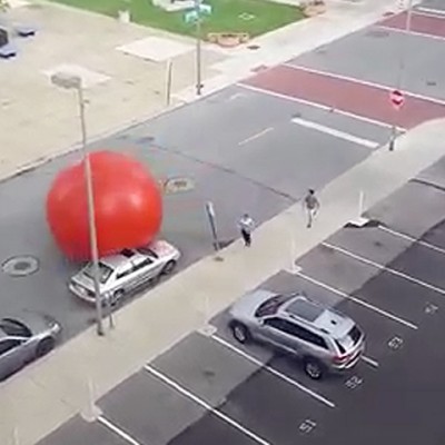  (Video) Pelota gigante desata el caos en las calles