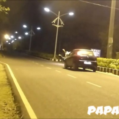  (Video) Bromista disfrazado de fantasma es atropellado en la India